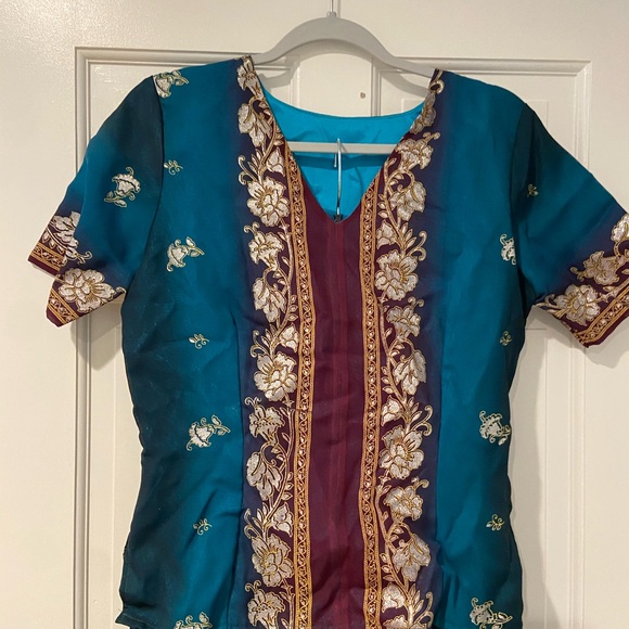 Traditional Three-Piece Saree Ensemble in Turquoise, Red, and Gold - Picture 3 of 12